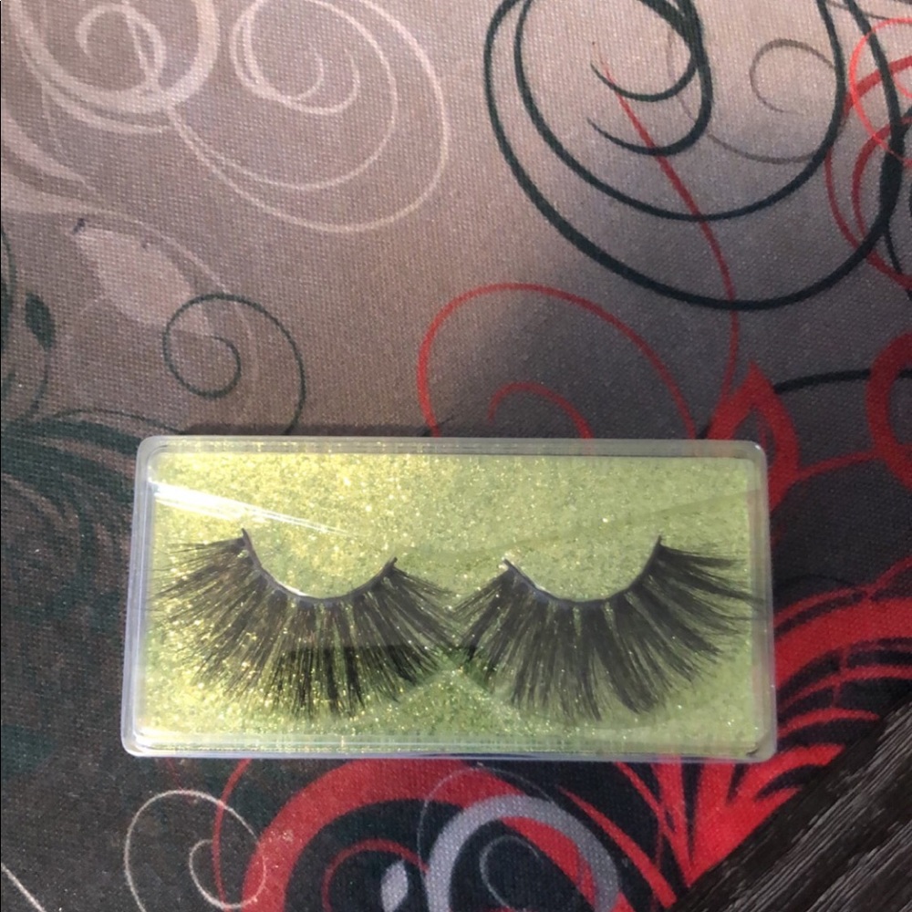 Lashes - Picture 6 of 11